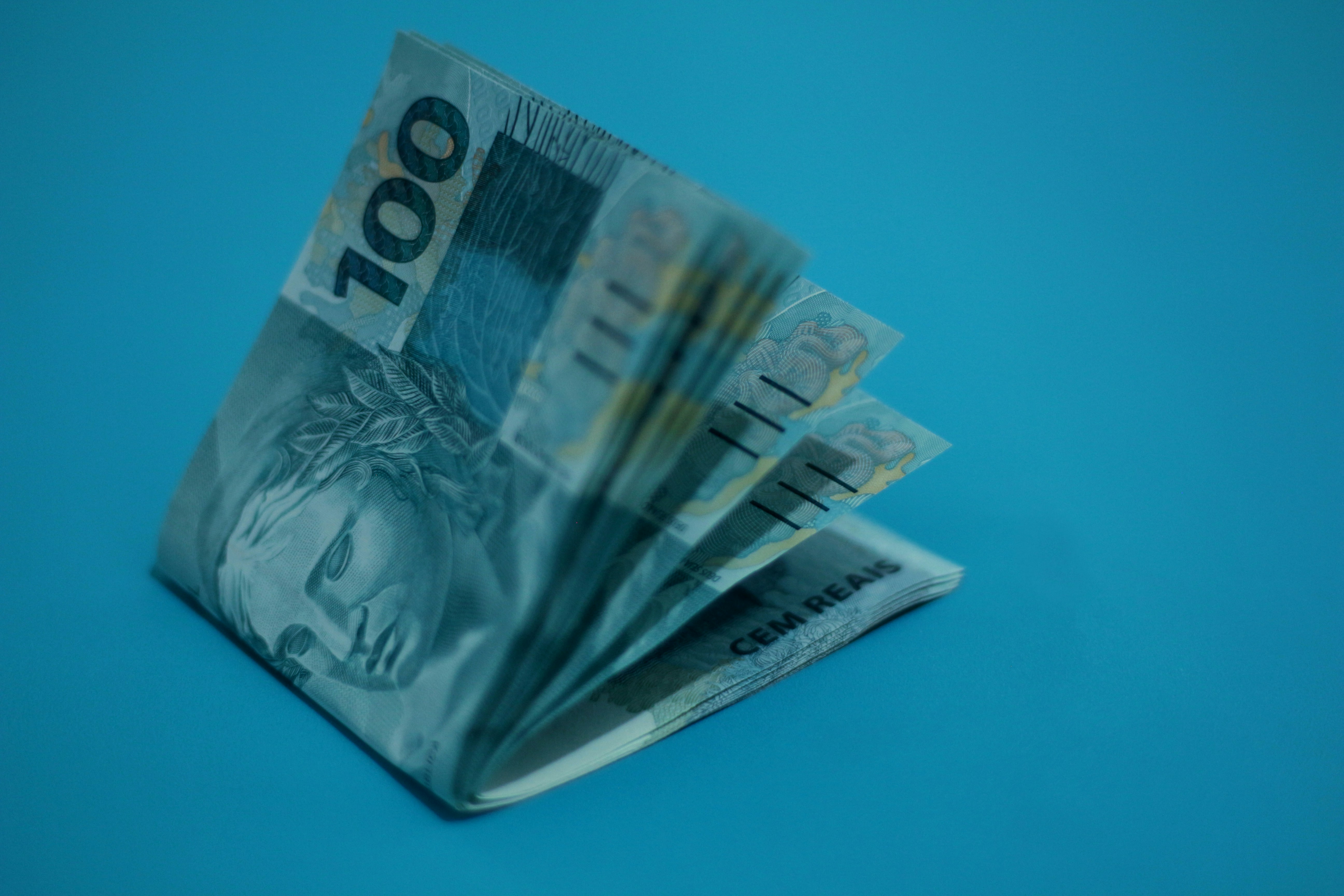 Lupa sobre moedas e recibos